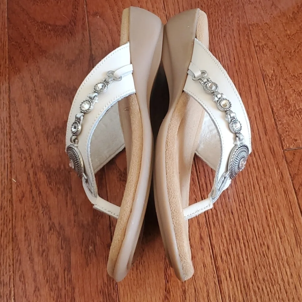 Minnetonka Sable Sandal - Picture 5 of 8